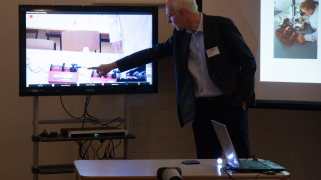 Jan Jaap Wietsma laat zien hoe 'lab on a chip' werkt bij het experiment Videolessen.