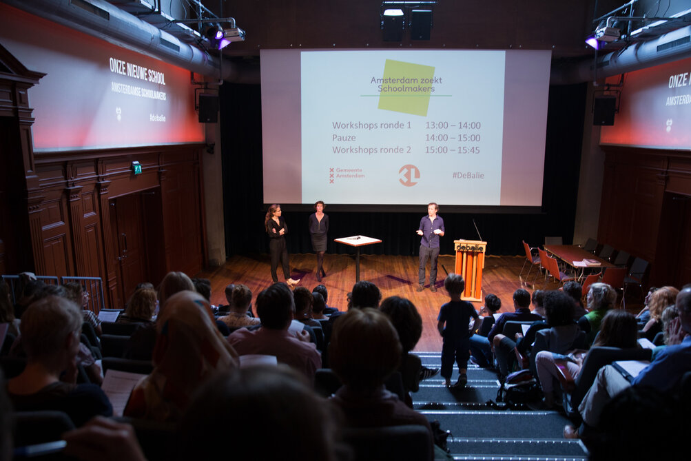 Een zaal vol schoolmakers tijdens de Ontwerpdag in De Balie.