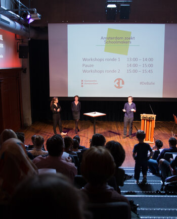 Een zaal vol schoolmakers tijdens de Ontwerpdag in De Balie.