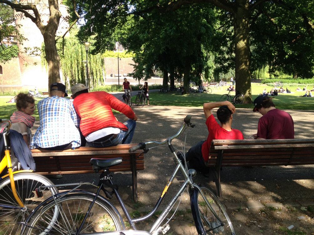 Hangen in het Kronenburgerpark. We lachen ons suf om Jerretje, een Facebookhit.