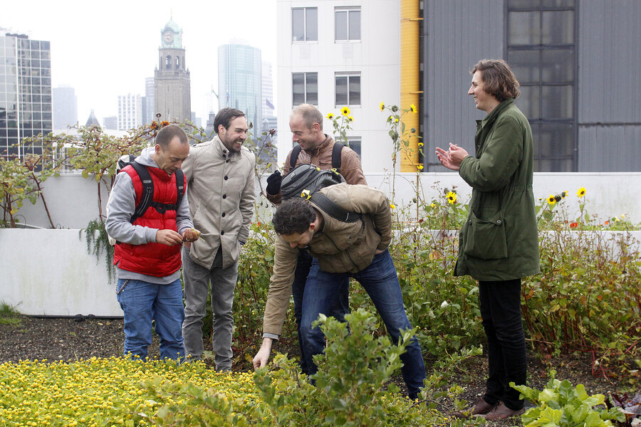 Stadmakers op de Dakakker tijdens Bootcamp Rotterdam van de Challenge Stad. Dit is een van de site-visits tijdens de excursie.