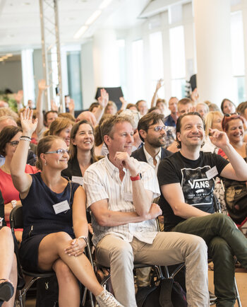 Een zaal vol enthousiaste deelnemers