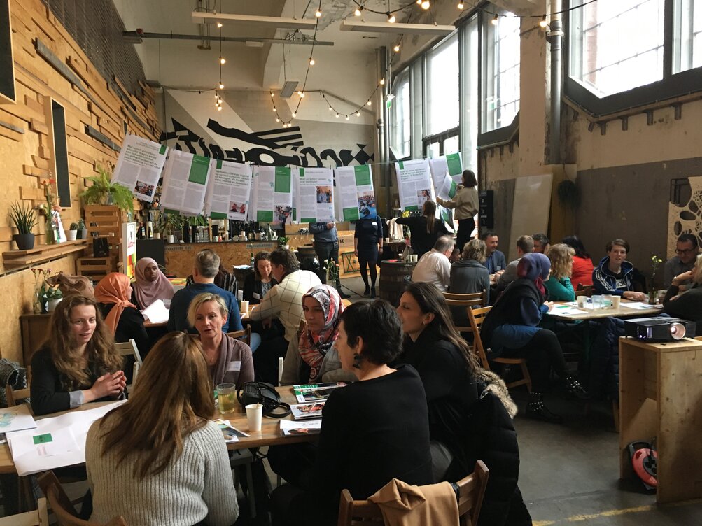 Schoolleiders, leerkrachten, externe aanbieders van leertijduitbreiding en mensen van de gemeente Rotterdam in gesprek.