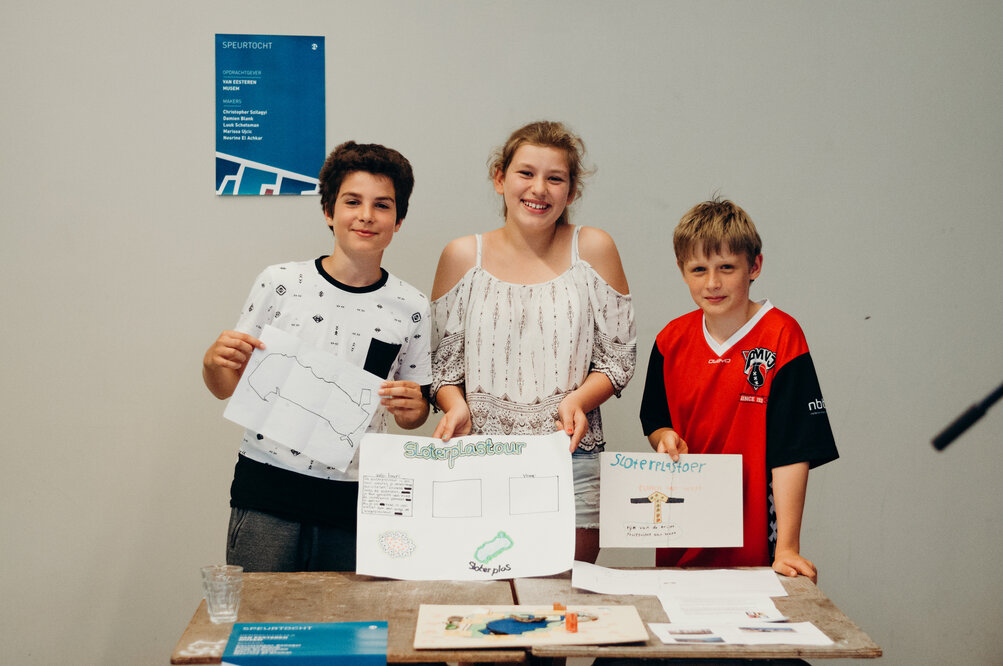 Kinderen presenteren de Sloterplastour die ze samen met hun opdrachtgever ontwikkelden.