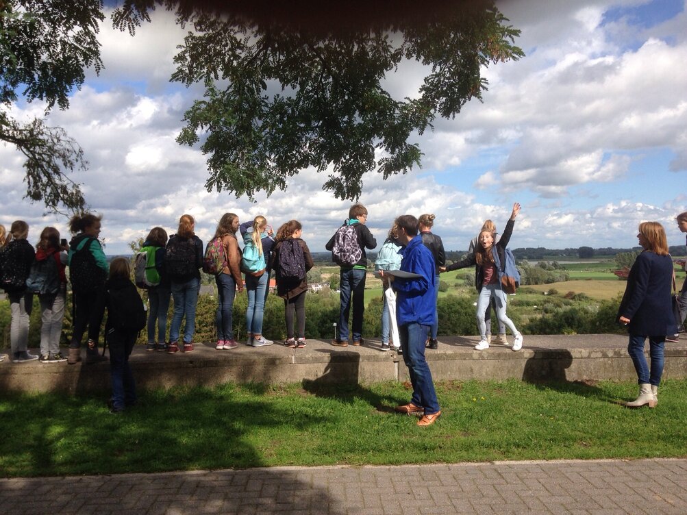 Tijdens een excursie leren de leerlingen van hun omgeving