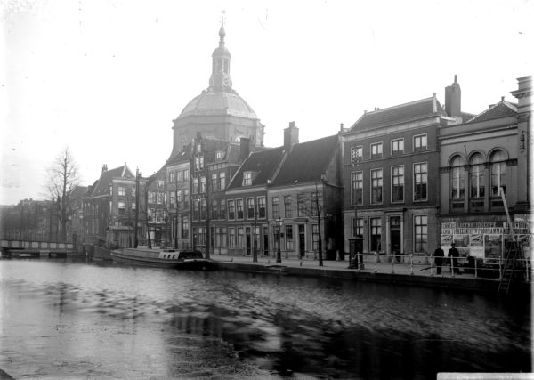 Een foto van de Oude Vest afkomstig uit de beeldbank van Erfgoed Leiden.