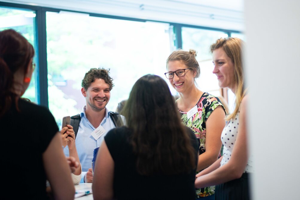 Studenten van verschillende opleidingen maken kennis.