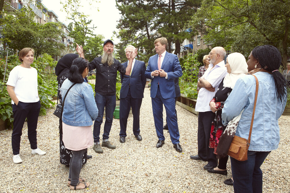 Koning Willem-Alexander en burgemeester Jozias van Aartsen op werkbezoek bij een van de initiatieven van Amsterdammers, Maak je Stad!.