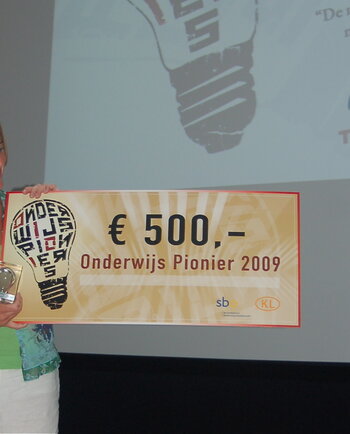 Tofik Dibi reikte in 2009 de eerste Onderwijs PioniersPrijs uit.