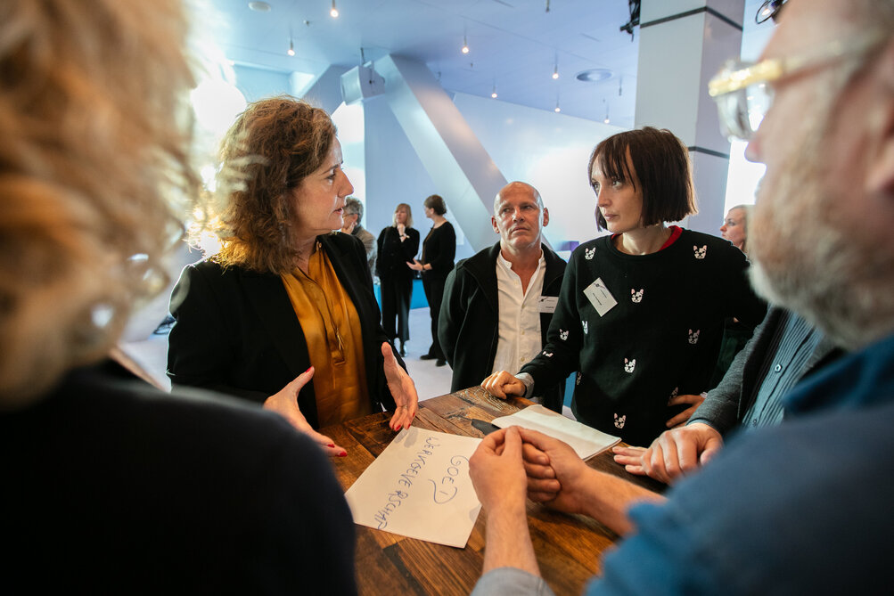 Minister van Engelshoven in gesprek met een van de deelnemers van LinC LL