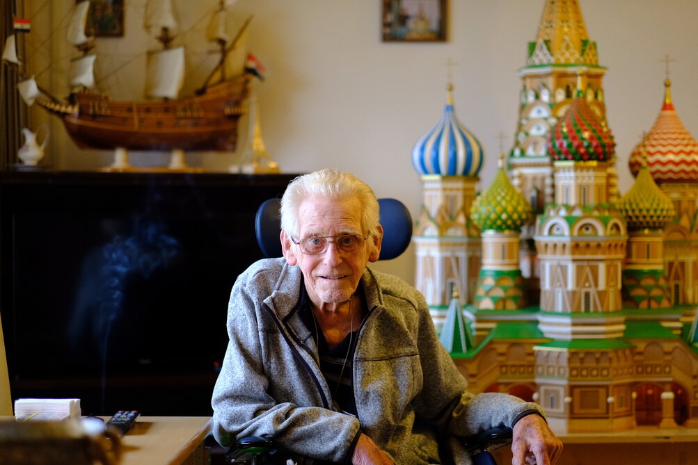 Meneer Versteeg op zijn kamer, in De Buitenhof, voor zijn 2,3 meter hoge maquette van de Basiliuskathedraal in Moskou.