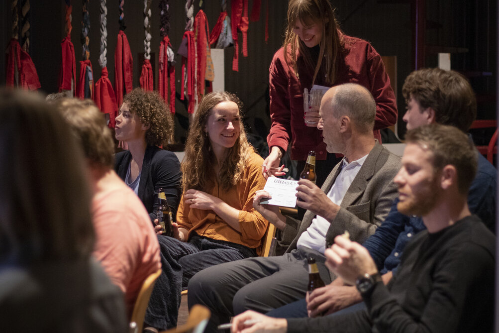 Bingokaarten voor de openaccesbingo worden uitgedeeld.