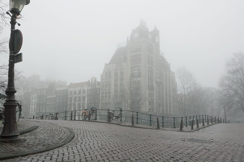 Ons kantoor aan de Keizersgracht in de mist.