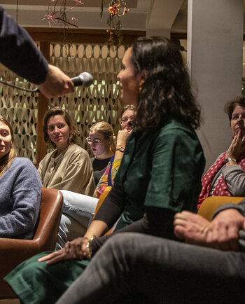 Candice de Rooij tijdens de discussie.