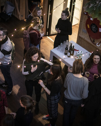 Borrel voorafgaand aan het programma.