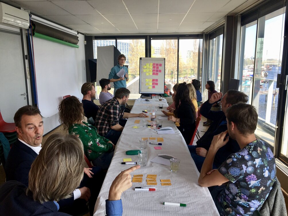 Tijdens de afsluitende sessie van Broedplaats020 blikken de deelnemers terug op het afgelopen jaar.