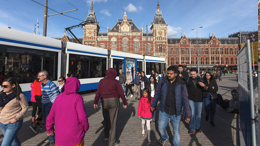 Stationsplein met tram