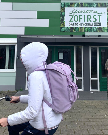 Een van de deelnemende scholen: Spinoza20first, met schoolleider Babs Sirach