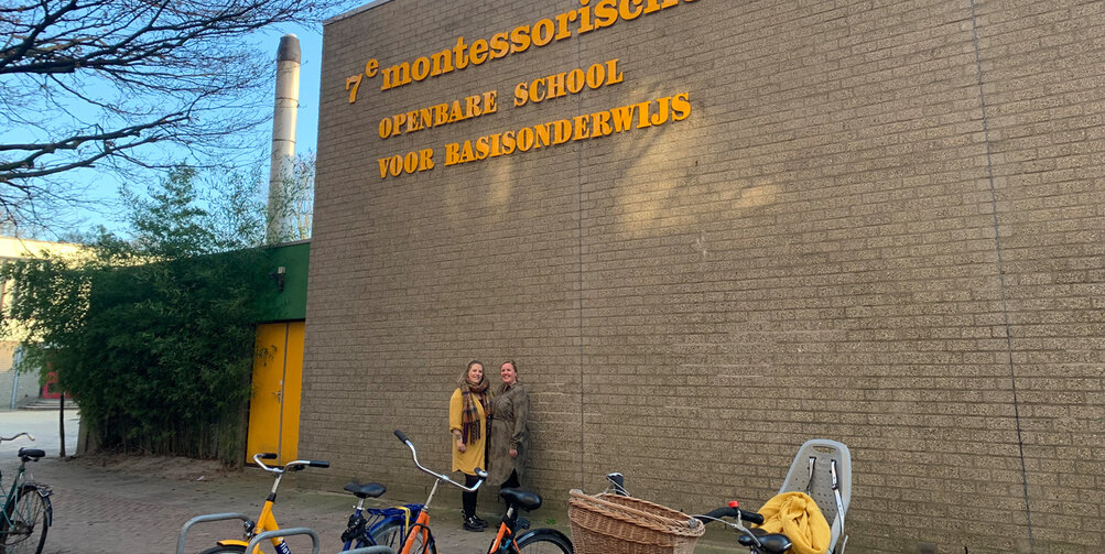 Daniëlle en Wenneke voor hun school