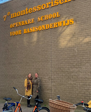Daniëlle en Wenneke voor hun school