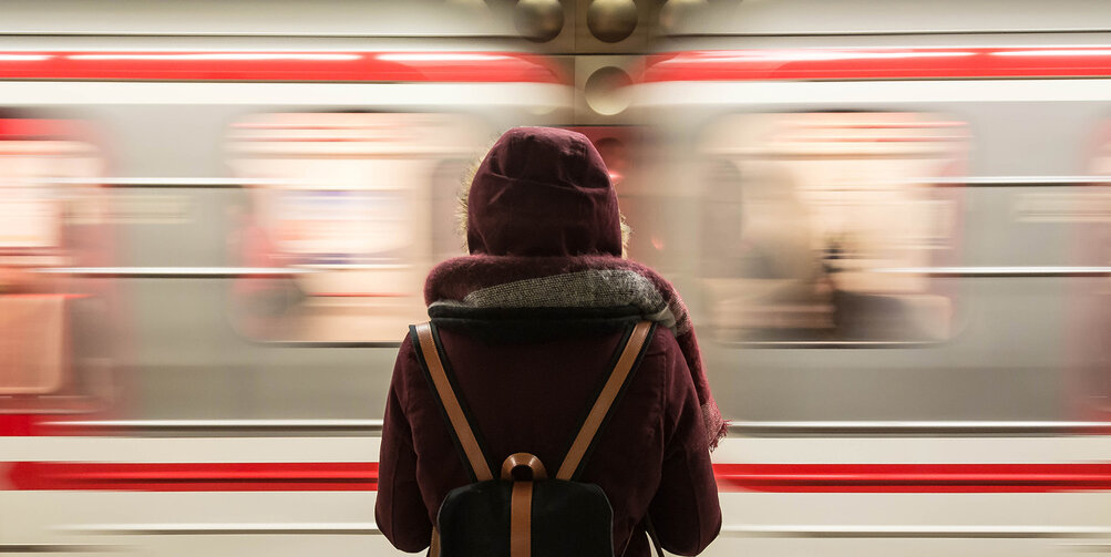 Vrouw en rijdende trein