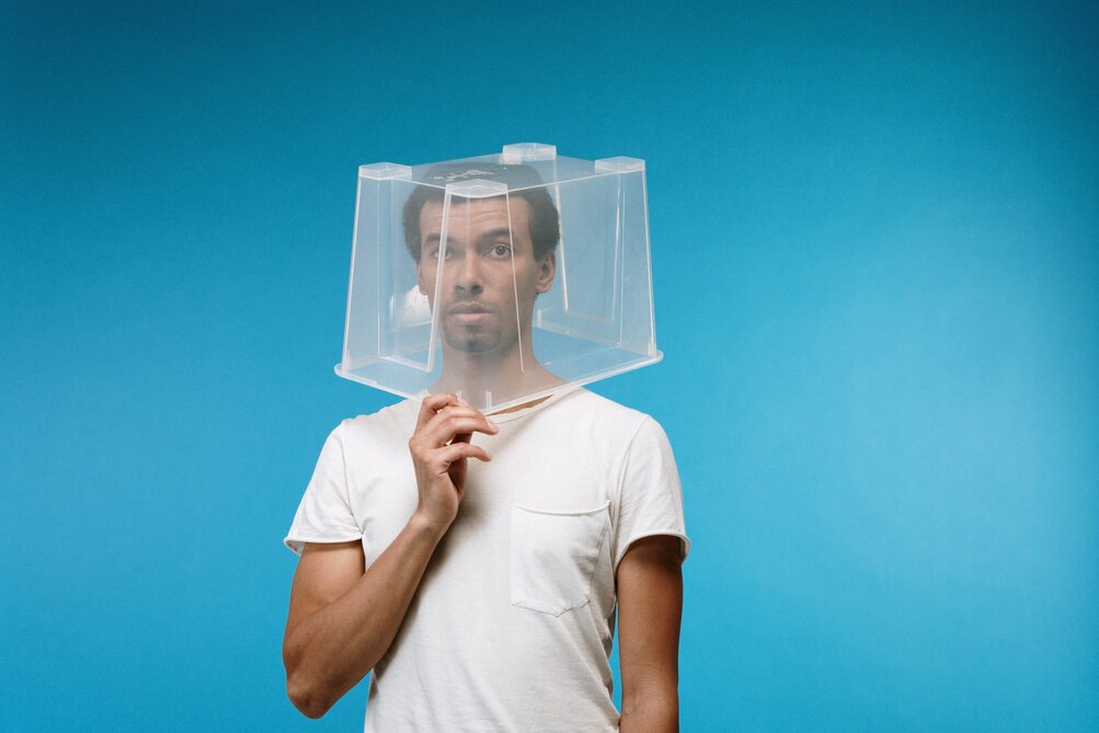 Man met plastic doos over zijn hoofd