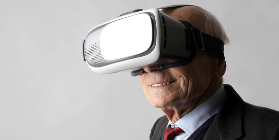 Oude man met VR-bril op