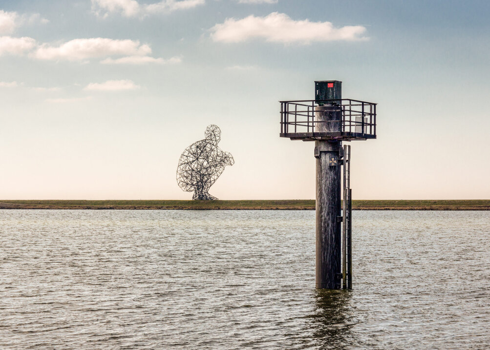 'De hurkende man', kunstwerk van Antony Gormley op de Markerstrekdam in Lelystad.