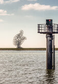 'De hurkende man', kunstwerk van Antony Gormley op de Markerstrekdam in Lelystad.