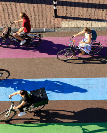 Regenboogfietspad in Utrecht met fietsers