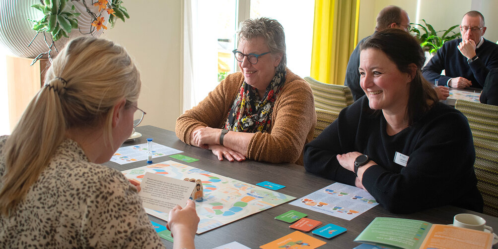 Spelers spelen het Samenspel Buurtgenoten.