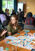 Deelnemers spelen in groepjes het samenspel Buurtgenoten.