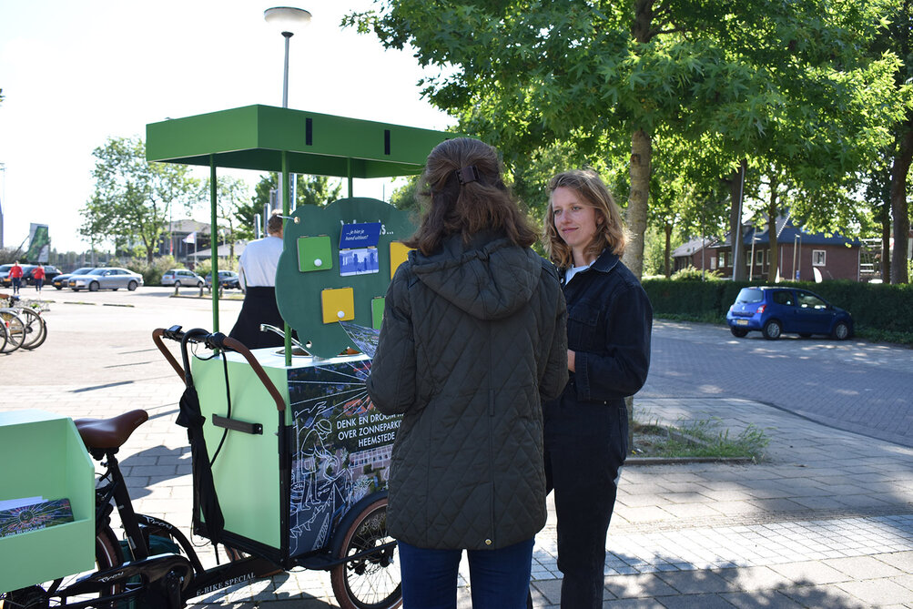 Buurtbewoners vragen hoe zij denken over de zonneparking.