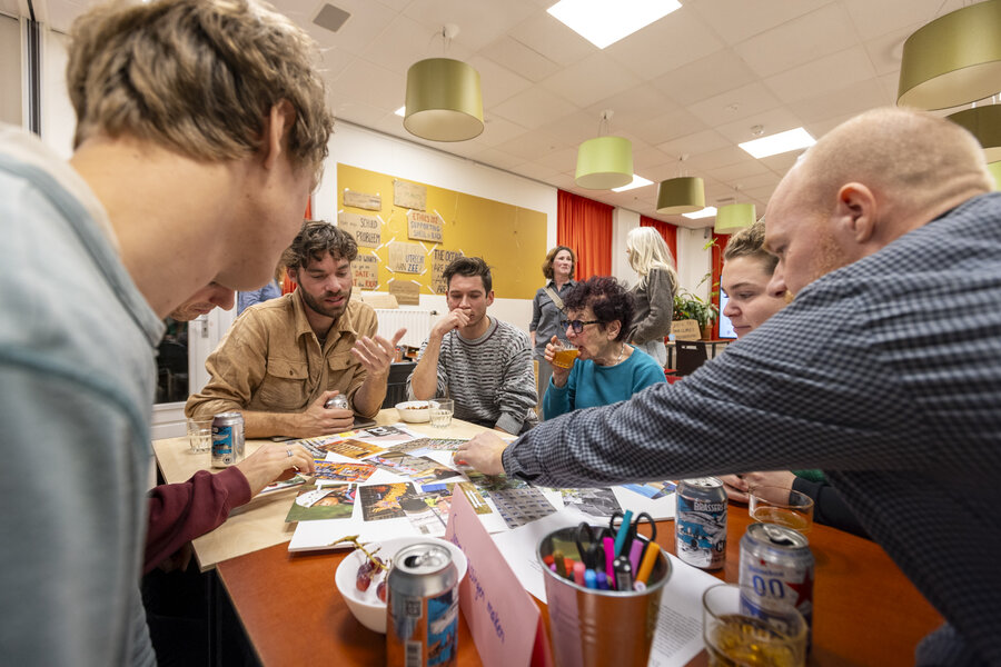 Deelnemers werken aan collages over klimaateerlijkheid. 