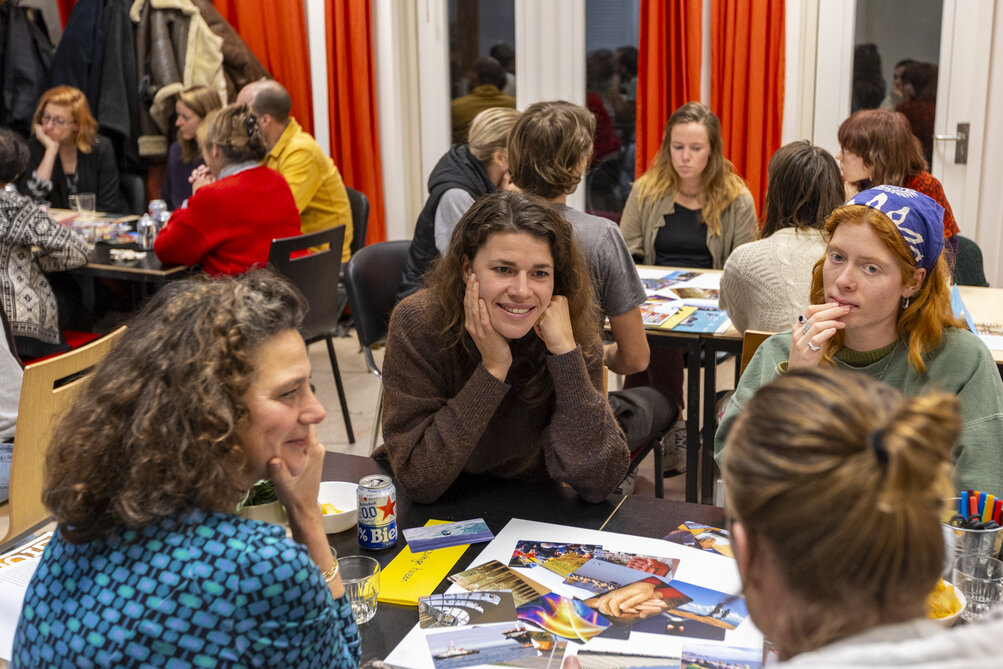 Deelnemers brainstormen over hoopvolle scenario’s voor hoe een klimaatrechtvaardige buurt eruit zou kunnen zien.