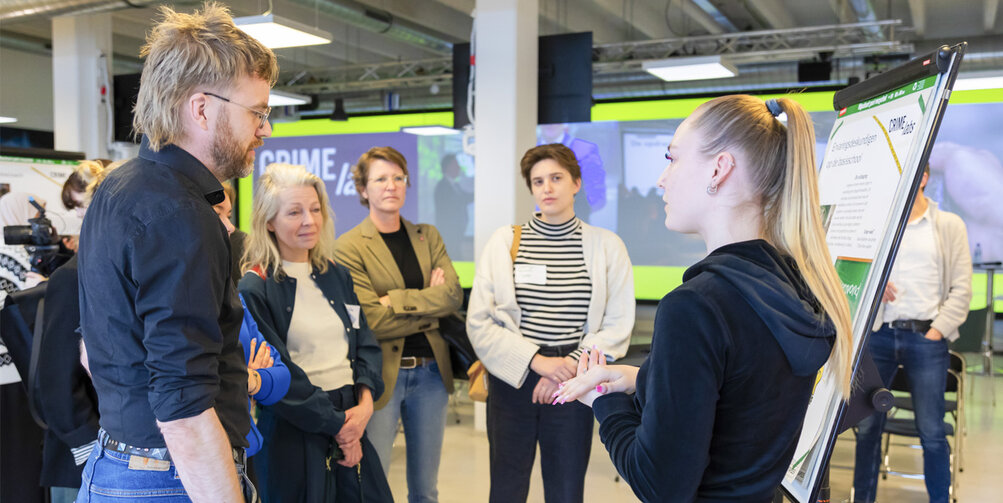 Studenten pitchen hun oplossingen.