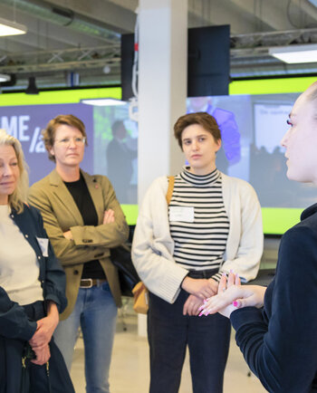 Studenten pitchen hun oplossingen.