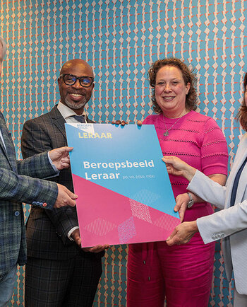 Leraren Wim Caspers, John Brewster en Ineke Wenting presenteren het Beroepsbeeld Leraar aan DG Inge Vossenaar / Fotograaf: Eveline van Egdom