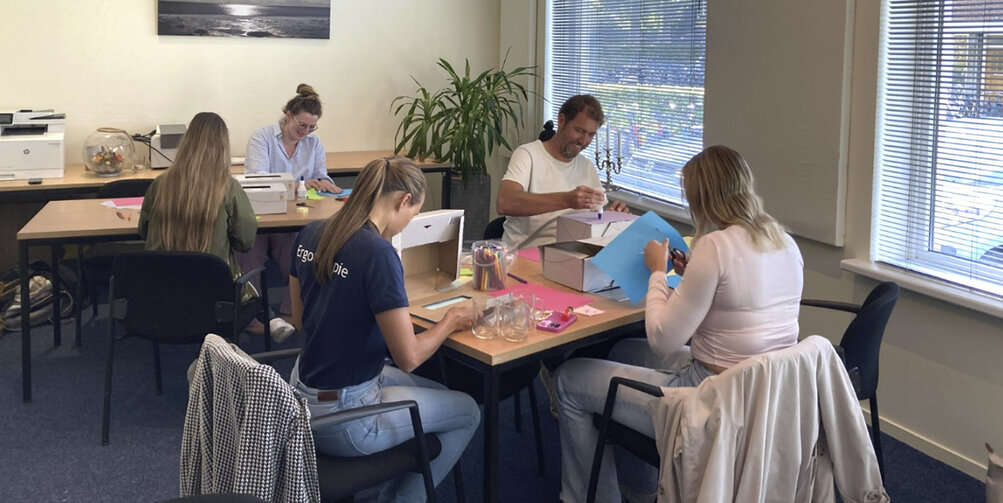 Medewerkers maken verzamelbussen om verhalen van collega's op te halen.