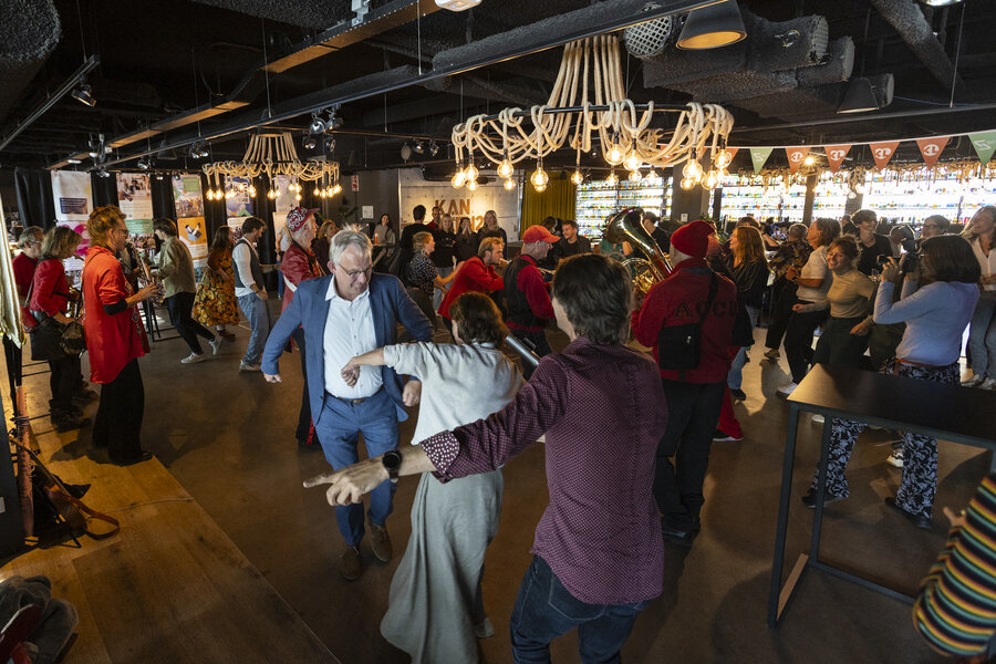 Dansen op muziek van de ACCU Fanfare