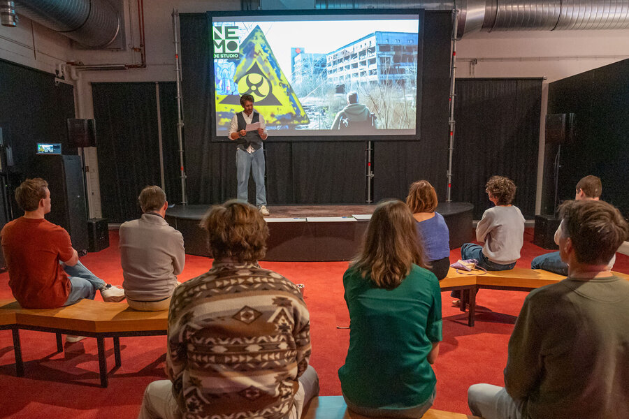 Ferry begeleidt de workshop / Foto: Milja Markies